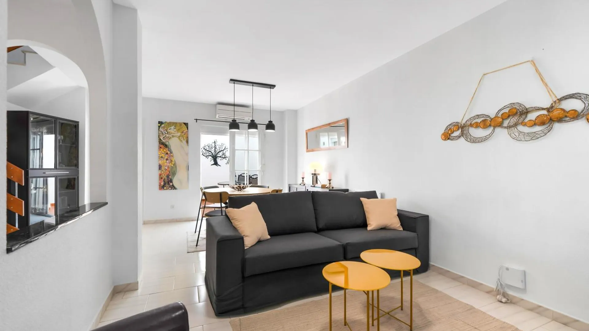 Sunny Fuengirola Villa With Pool & Private Terrace ספרד