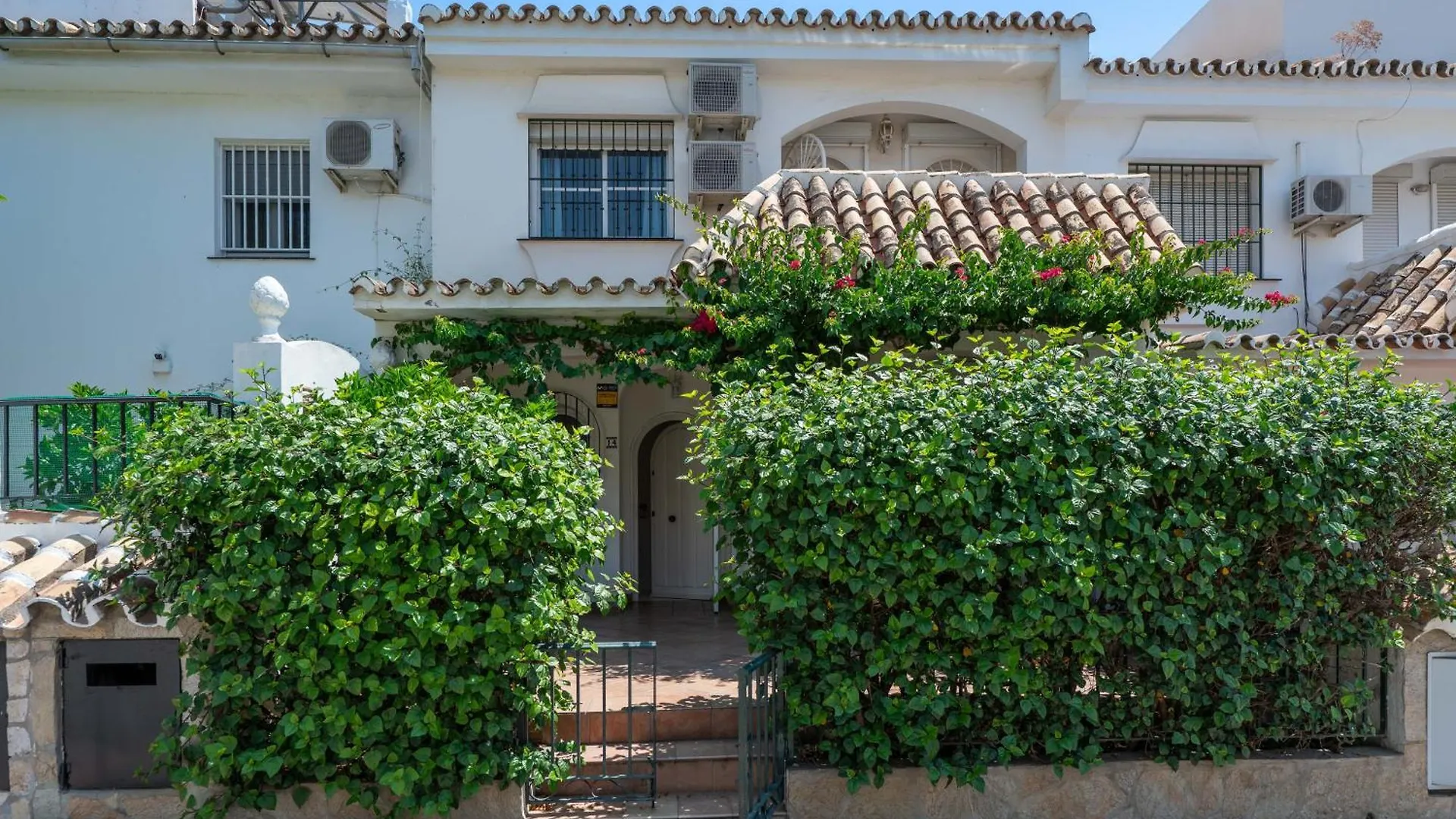 Sunny Fuengirola Villa With Pool & Private Terrace בית נופש