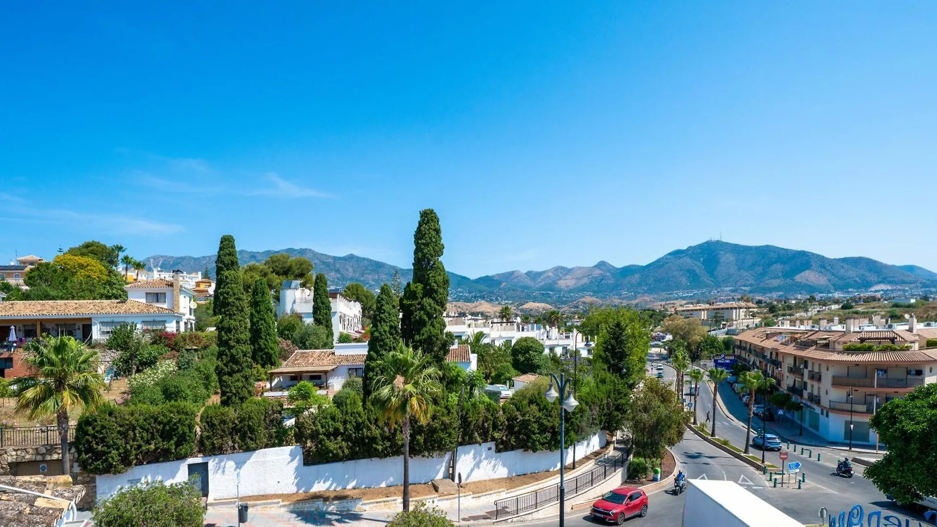 Sunny Fuengirola Villa With Pool & Private Terrace ספרד