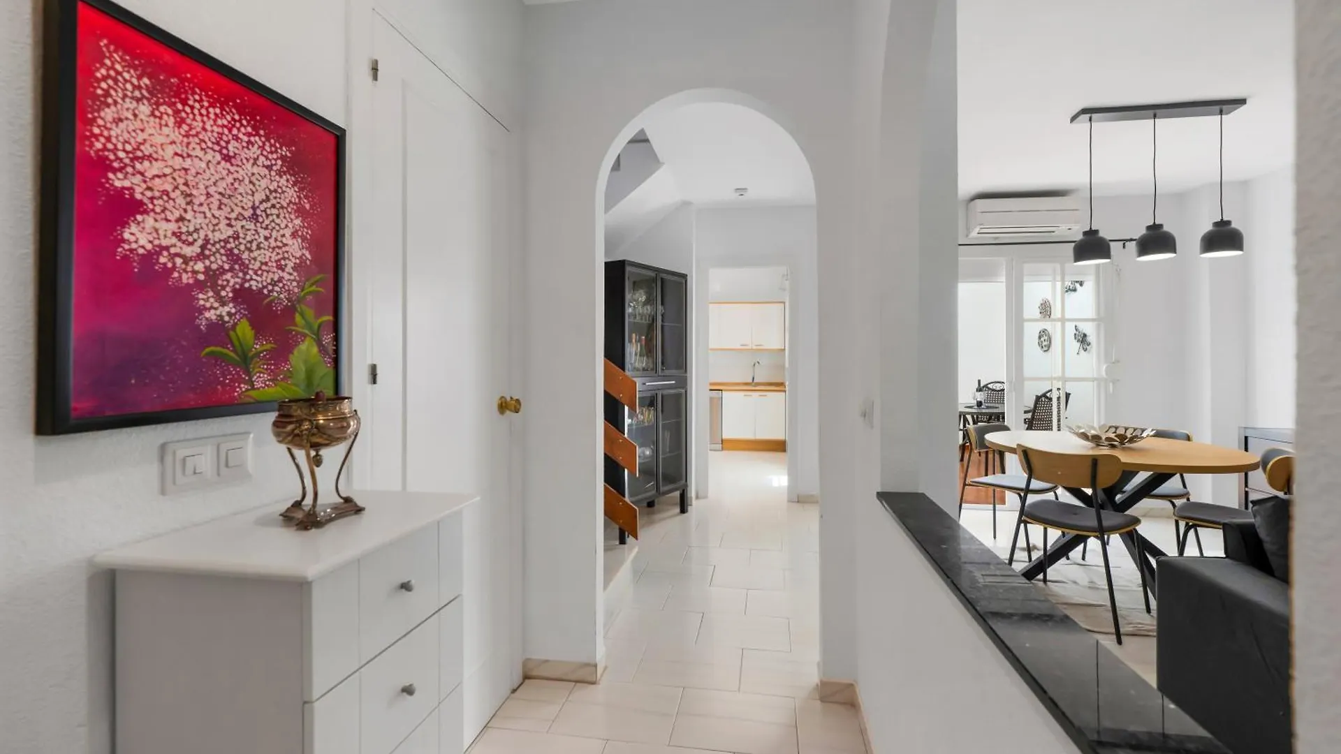 Sunny Fuengirola Villa With Pool & Private Terrace ספרד